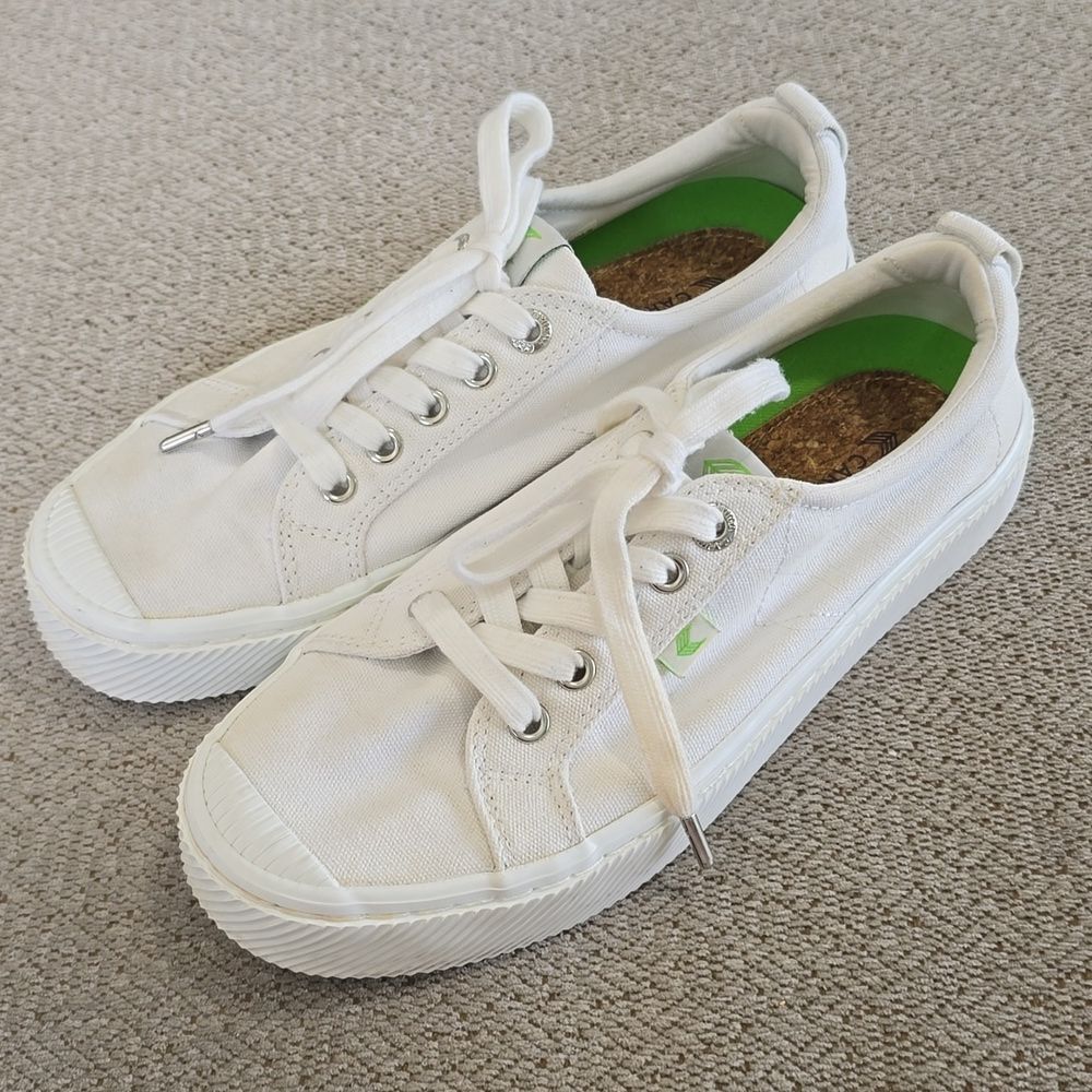 Cariuma OCA White Low Sneaker Tennis Shoes - Size 8.5